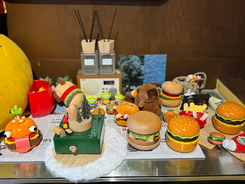 카운터 옆 햄버거 모형