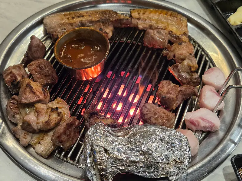 전문가의 손길로 구워지는 흑돼지