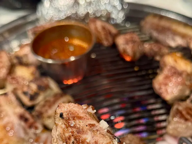 연탄불에 구워지는 흑돼지