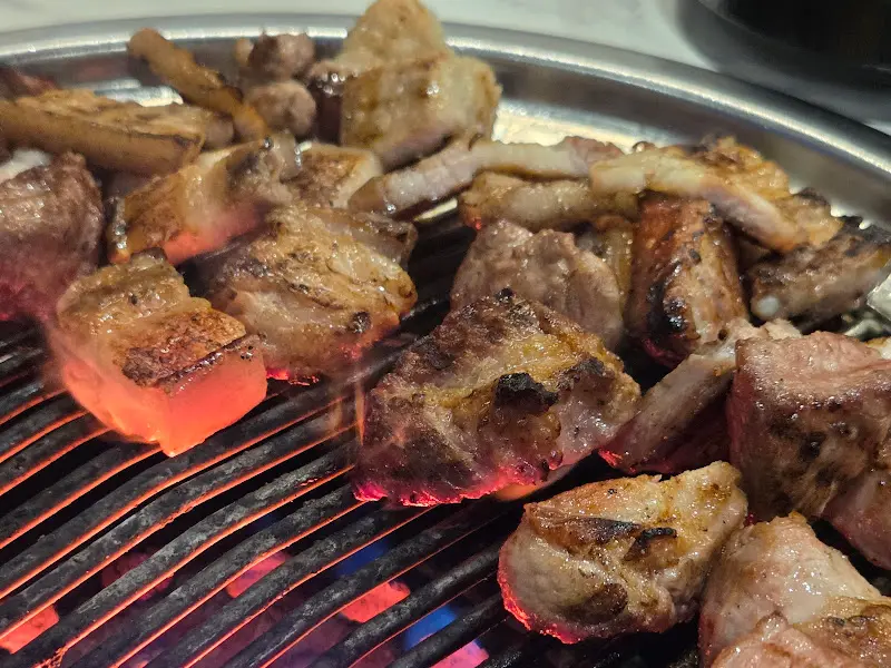 잘 구워진 흑돼지