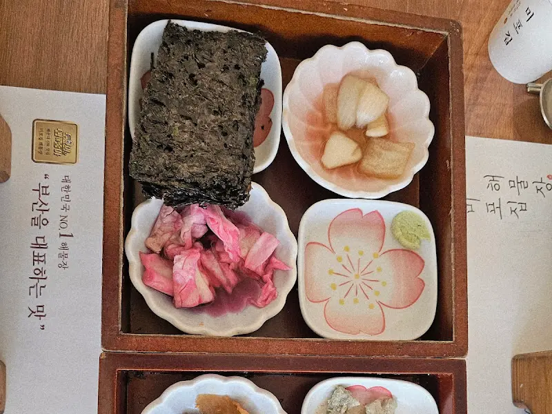 해물장과 함께 나오는 다양한 곁들임