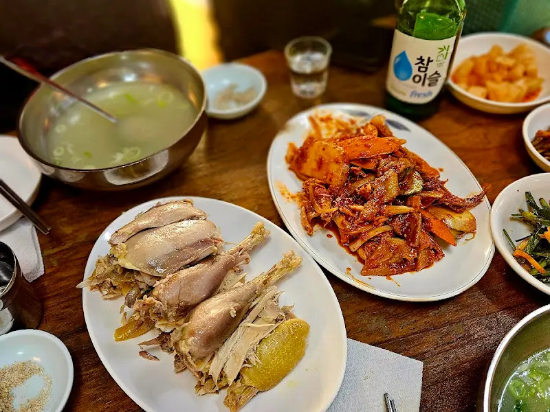 닭찜과 닭무침 한상차림