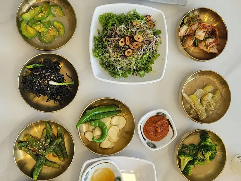 다양한 종류의 나물 반찬들