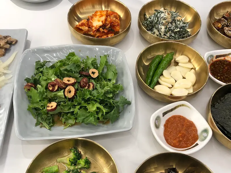 정갈하게 담긴 밑반찬들