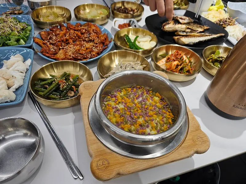 돌솥밥과 다양한 밑반찬들