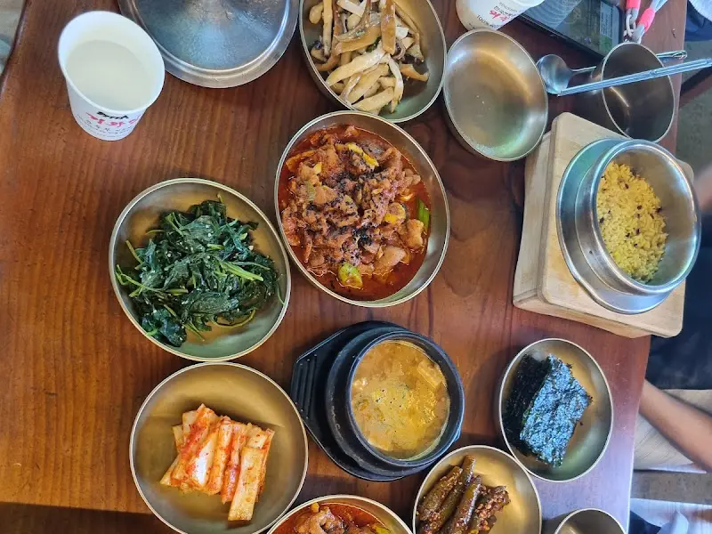 놋그릇에 정갈하게 담긴 반찬들과 메인 요리