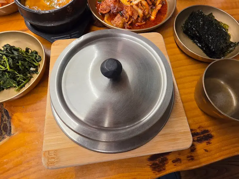 돌솥밥 뚜껑이 덮인 모습