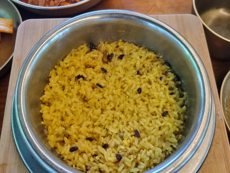 강황이 들어간 돌솥밥