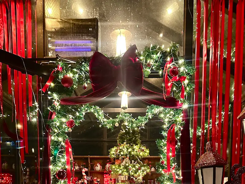 붉은 리본 장식