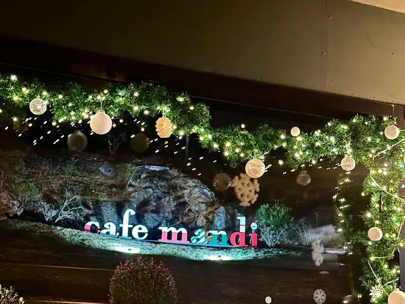 카페 외관 장식