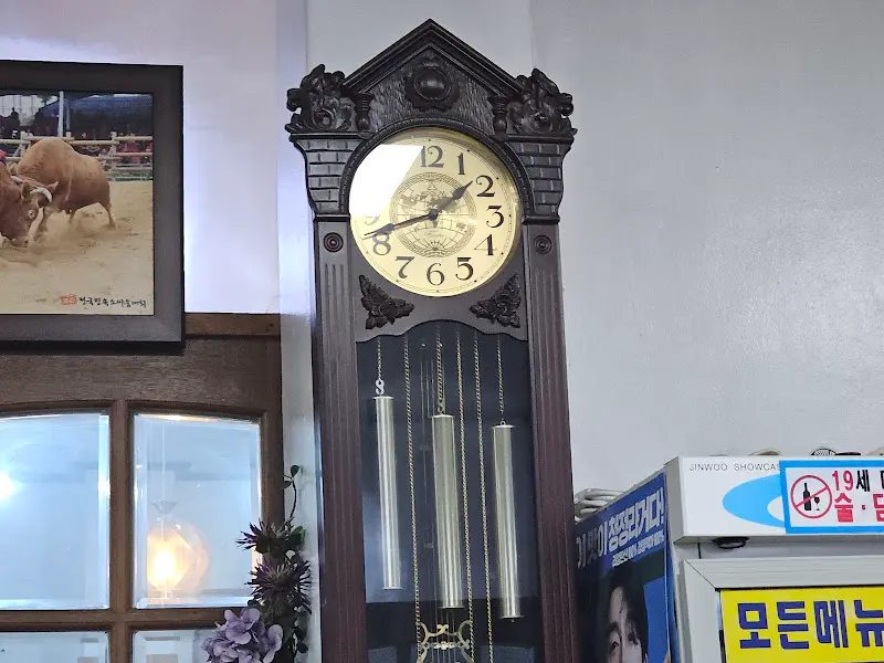 가게 내부에 걸린 시계