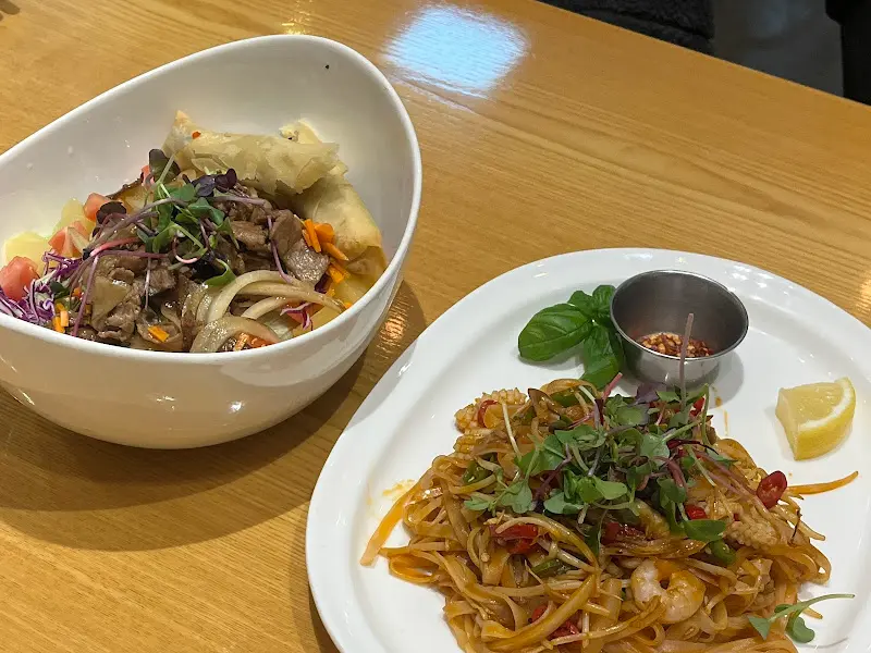 맛깔스러운 분보싸오와 팟타이