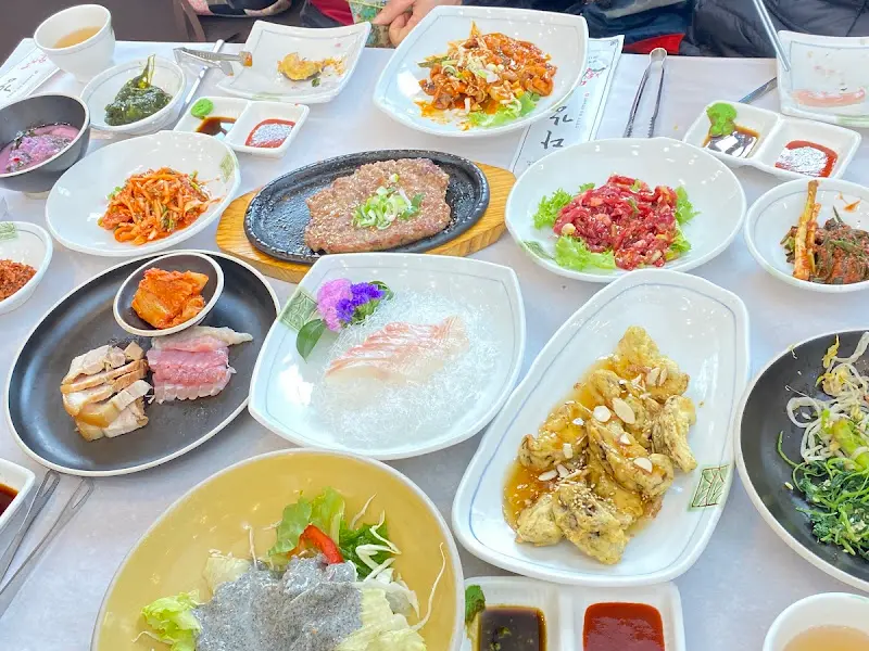 테이블 가득 차려진 한정식 코스 요리