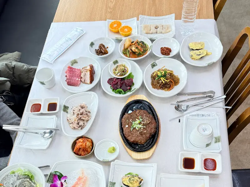 정갈하게 담겨 나온 육회