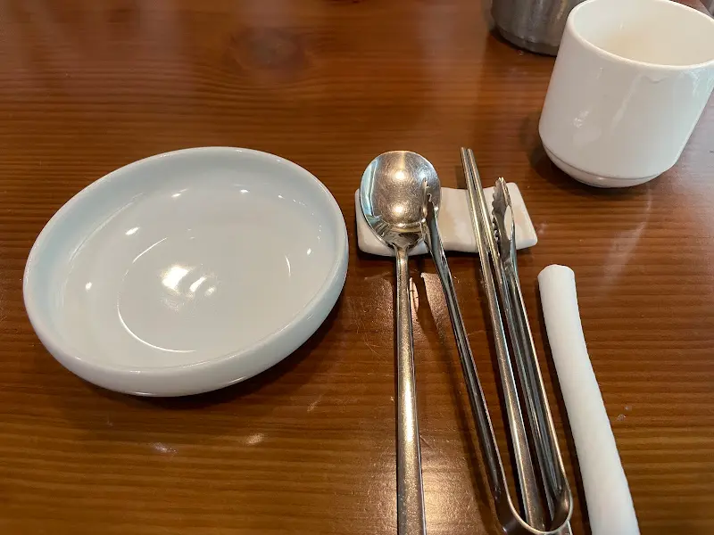 정갈하게 놓인 식기