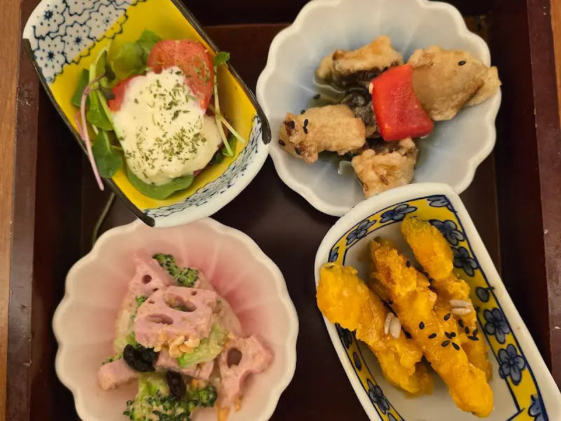 다양한 곁들임 반찬 클로즈업