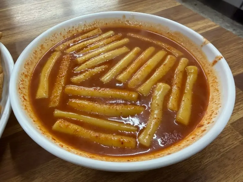 뽀얀 밀떡이 매콤한 국물에 잠겨 있는 떡볶이