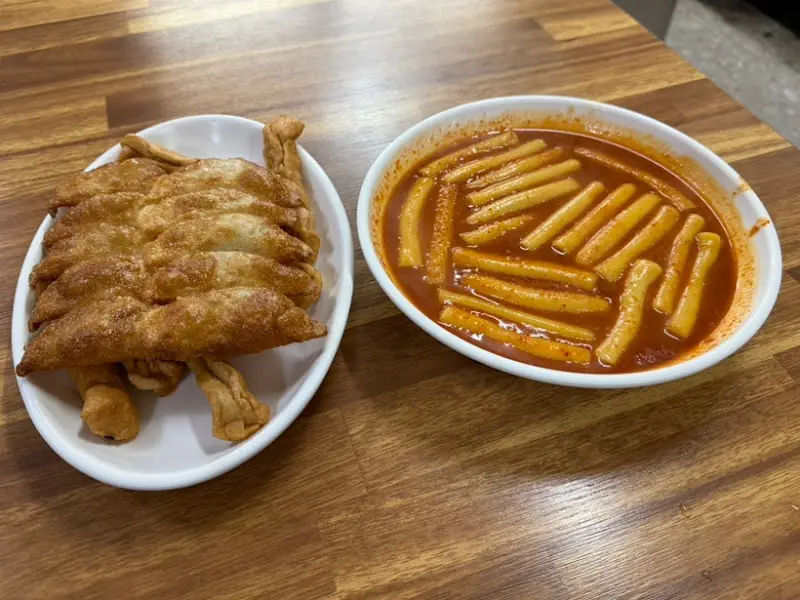 떡볶이와 튀김 오뎅, 만두