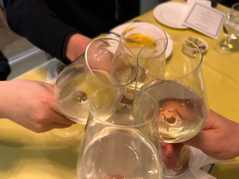 와인잔을 부딪히며 건배하는 모습