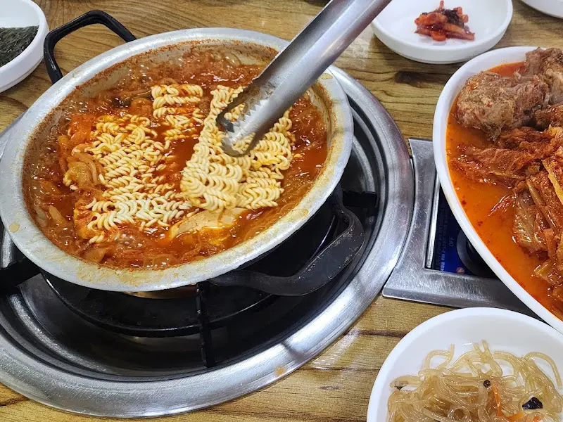 김치찌개에 라면사리 투하