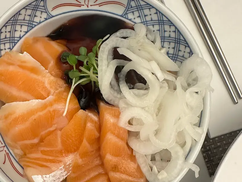 신선한 연어 덮밥