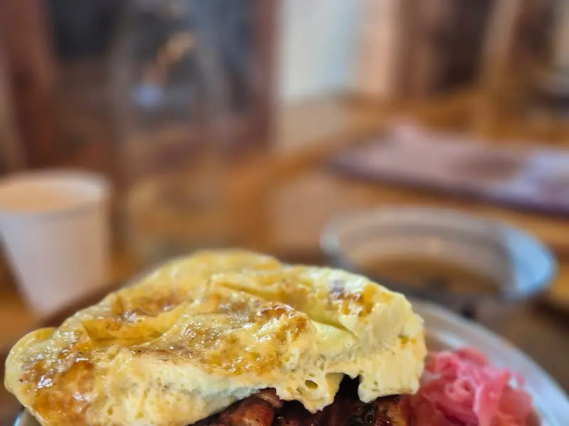 달콤한 계란이 덮인 장어덮밥