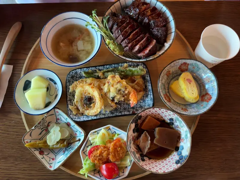 정갈하게 차려진 한 상