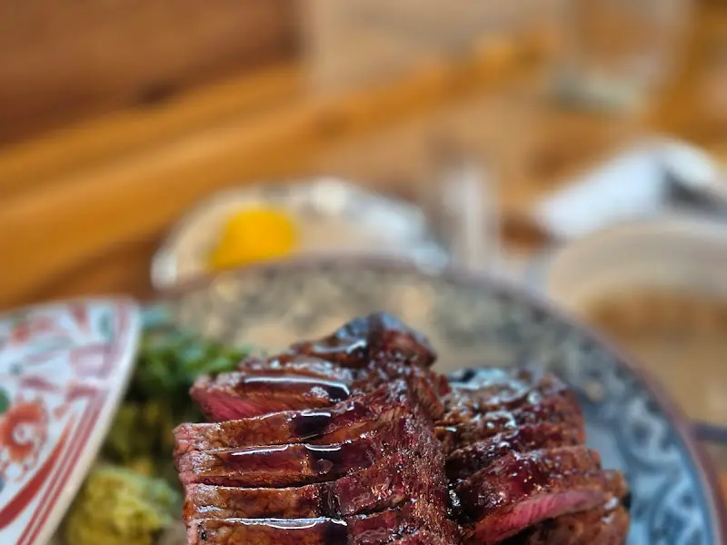 윤기가 흐르는 스테이크 덮밥