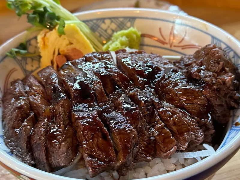 스테이크 덮밥 클로즈업