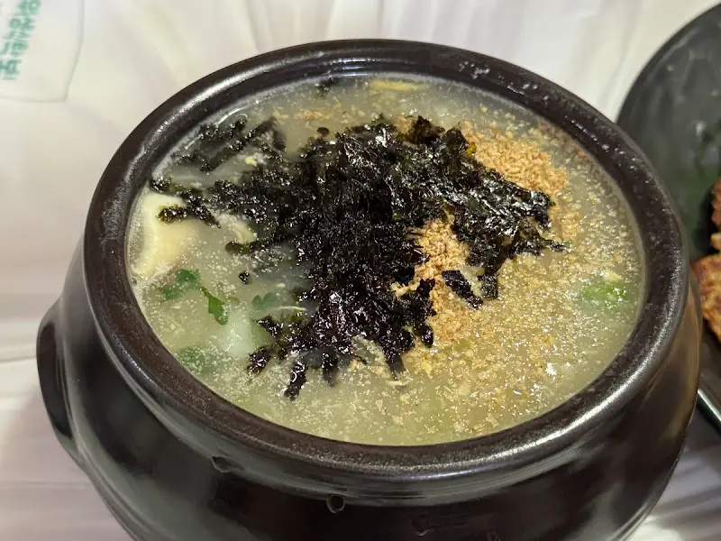 들깨가루와 김가루가 듬뿍 뿌려진 감자옹심이