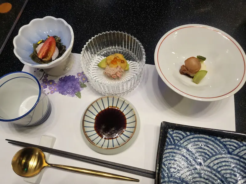 정갈하게 놓인 앙증맞은 그릇들