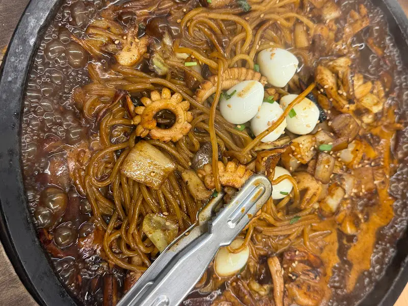 돌판 짜장의 비주얼