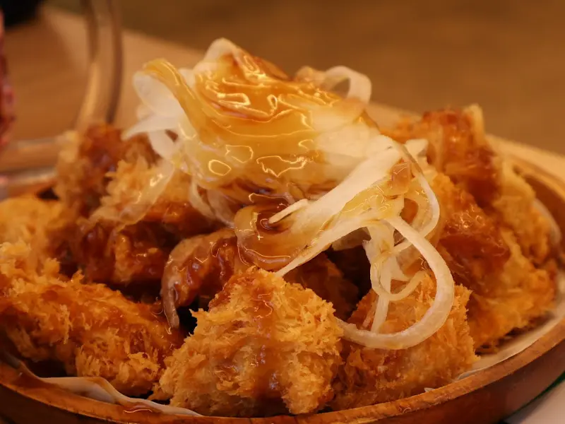 윤기가 흐르는 수제 돈탕