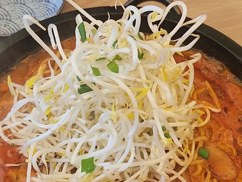 숙주가 듬뿍 올려진 돌판 짬뽕