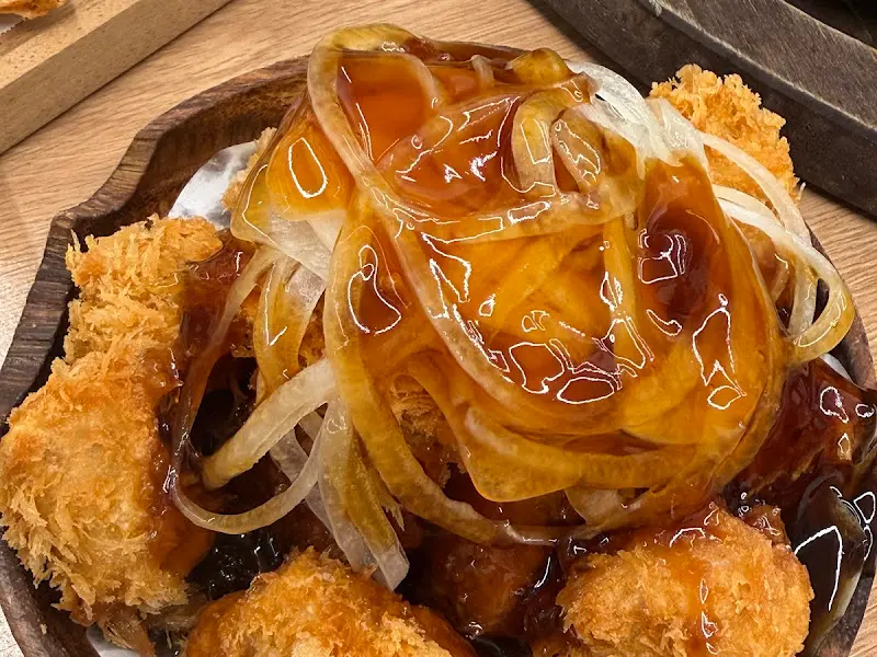 돈탕 위에 뿌려진 소스