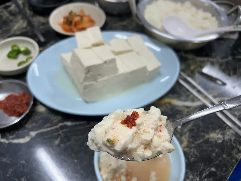 젓갈을 올린 순두부