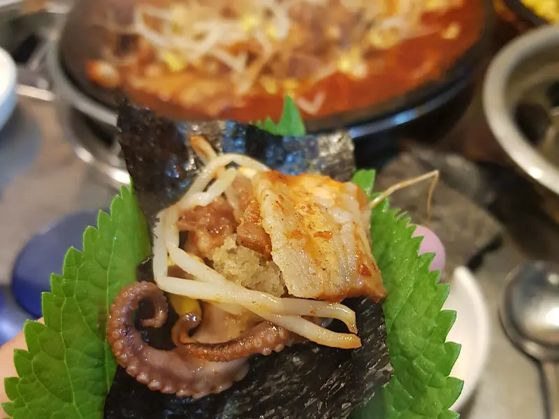 깻잎, 김, 날치알과 함께 싸먹는 쭈꾸미