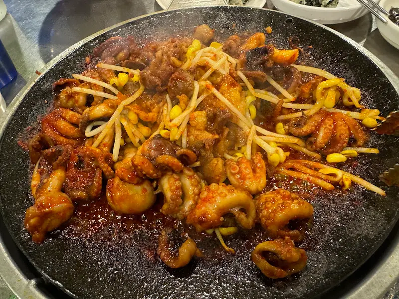 철판 가득 볶아진 쭈꾸미 우삼겹