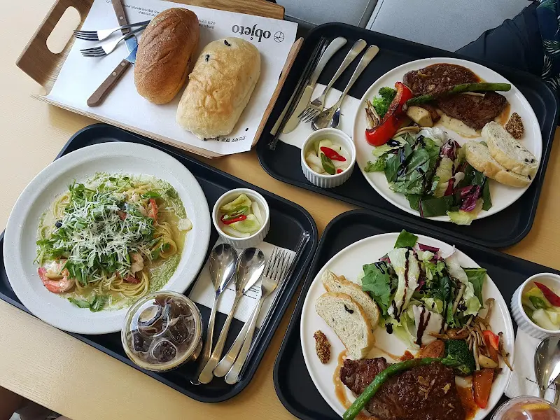 스테이크와 해물 크림 떡볶이