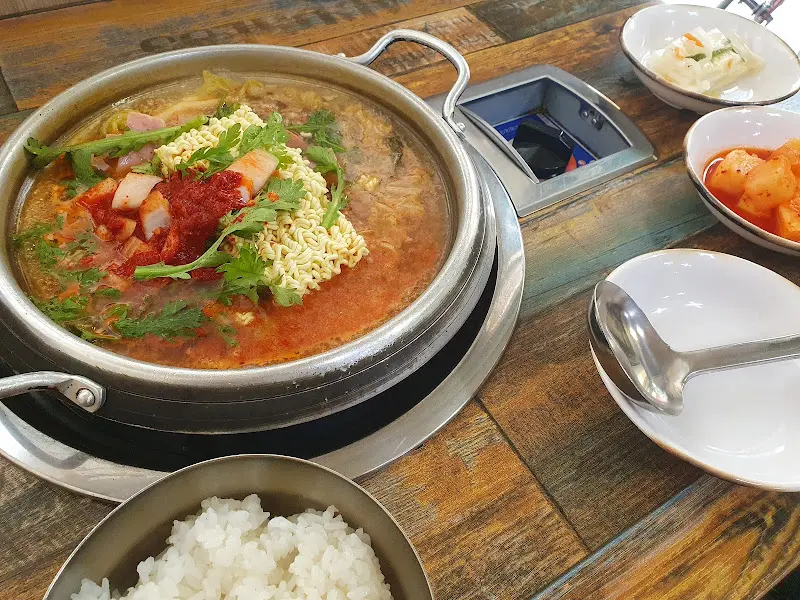 부대찌개 한 상 차림