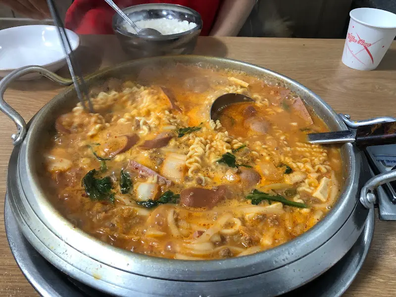보글보글 끓는 부대찌개