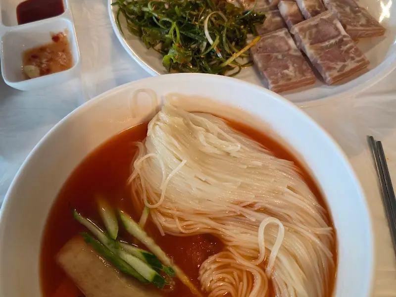 살얼음이 동동 뜬 동치미 국수와 편육