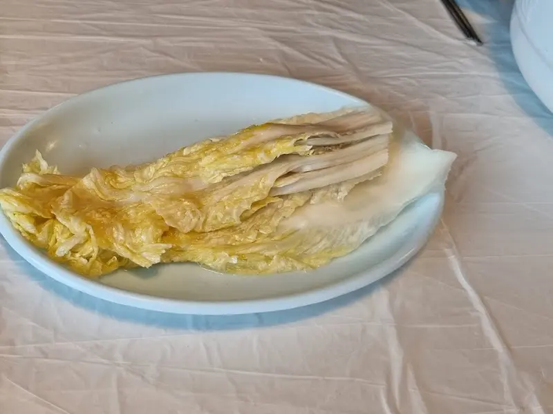 잘 익은 백김치 한 조각