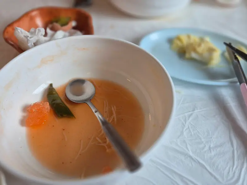 동치미 국물을 깨끗하게 비운 그릇