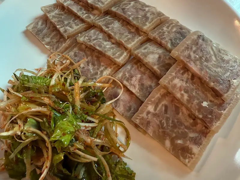 편육과 곁들여 나오는 겉절이