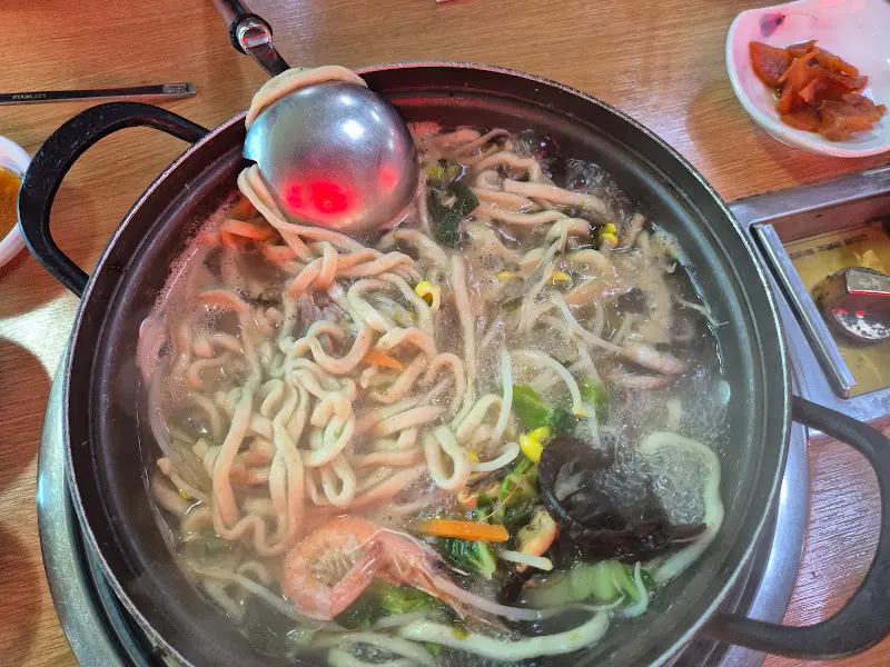 보글보글 끓고 있는 해물칼국수