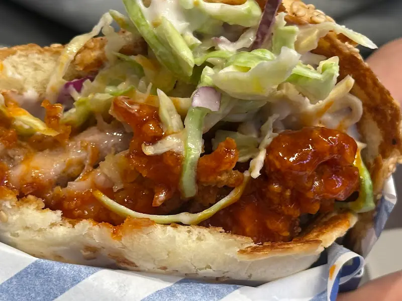 핫 앤 사워 치킨 버거의 클로즈업