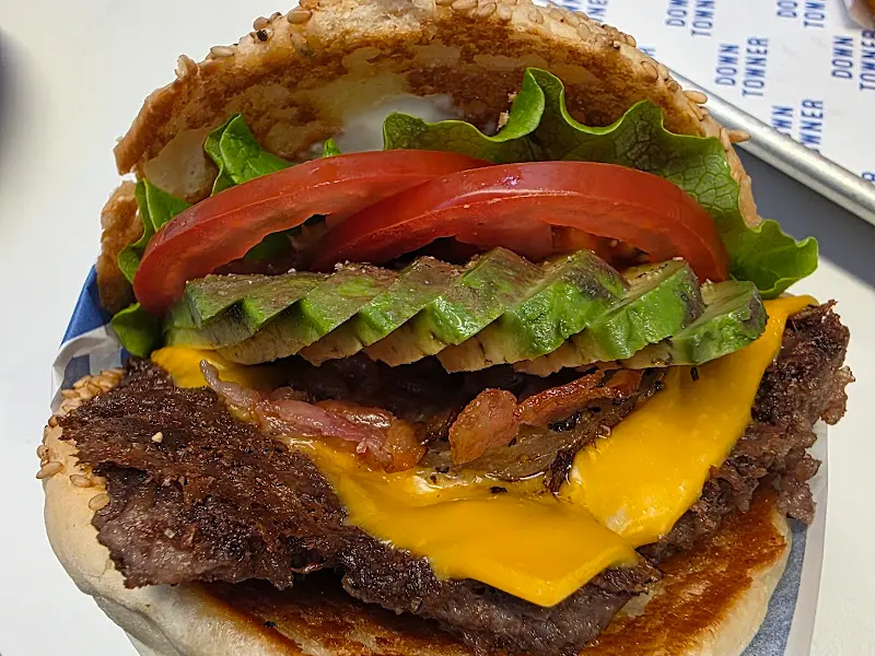 아보카도 버거의 웅장한 자태