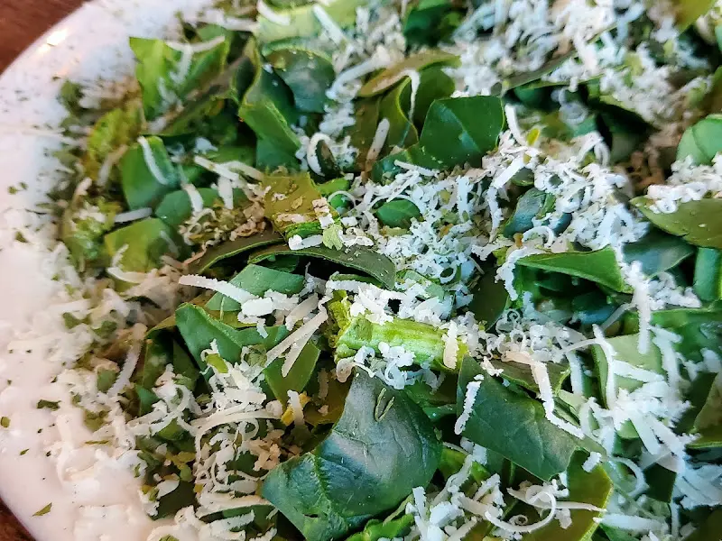 싱그러운 시금치가 듬뿍 올려진 시금치 파스타