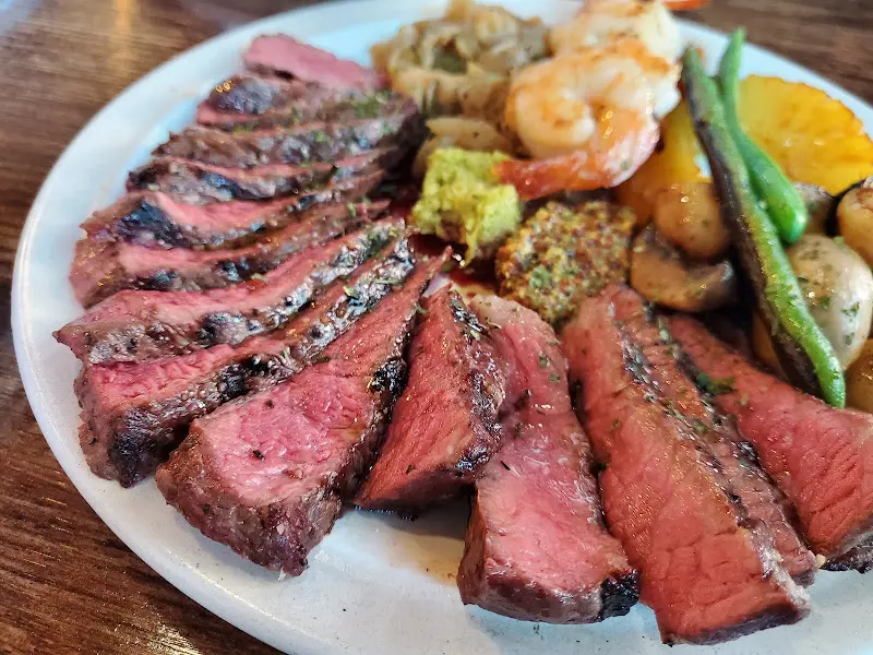 미디엄 레어로 구워진 살치살 스테이크